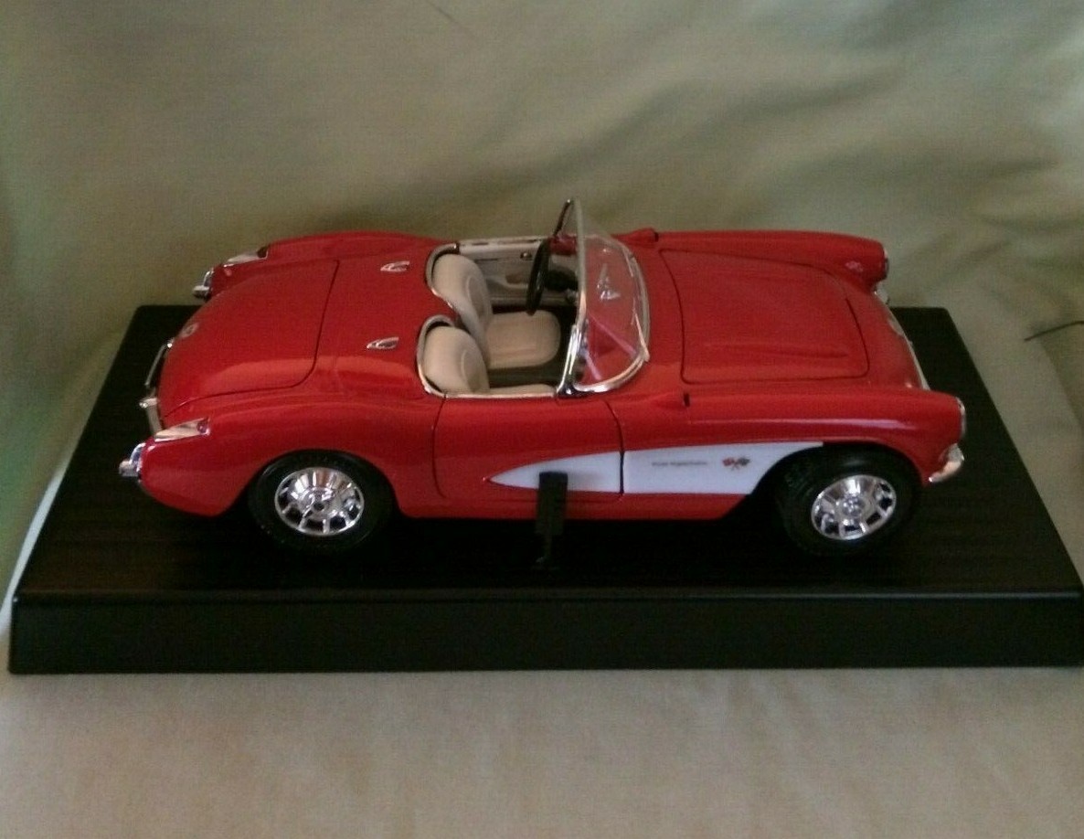 ROAD TOUGH CHEVROLET CORVETTE 1957 ~ NO. 92018 ~ 1:18 DIE-CAST