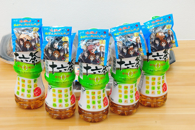 全5種の「けいおん!!」オリジナルストラップがついてくる十六茶を買っ
