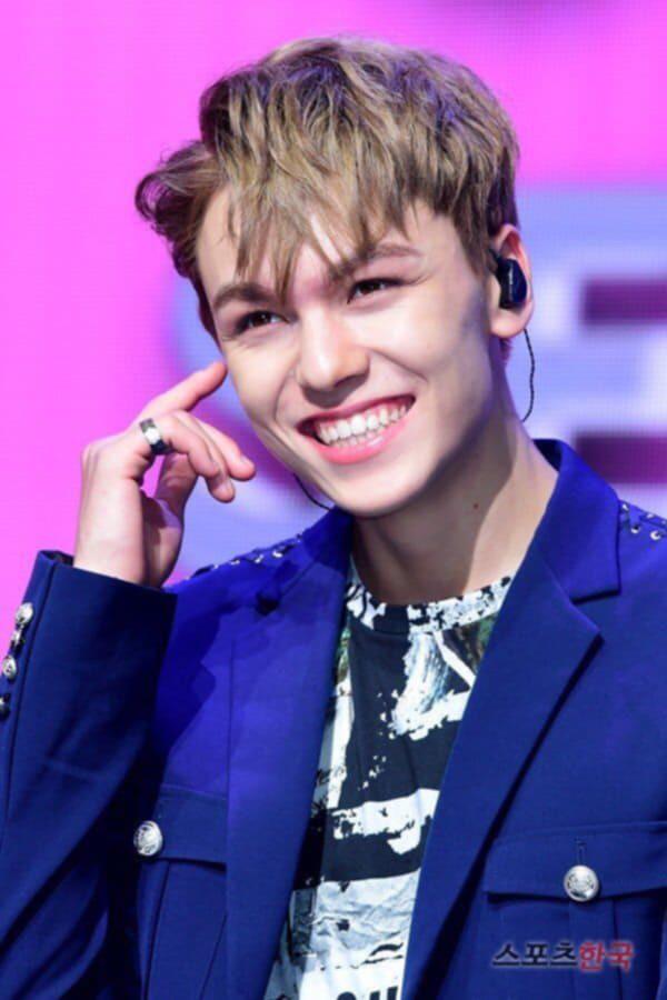 It's world smile day! Post your favorite pic of your bias smiling