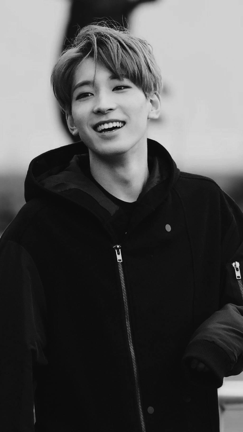 It's world smile day! Post your favorite pic of your bias smiling