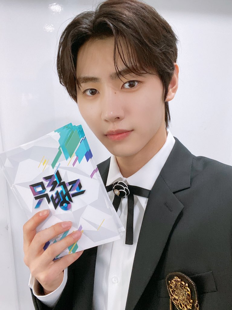 211008 EN- Twitter: Today's ENHYPEN - Music Bank MC Sunghoon's