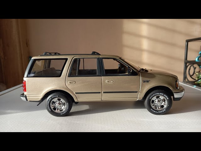 Very Rare!!! Ford Expedition XLT 1:18 Scale Model by UT Models