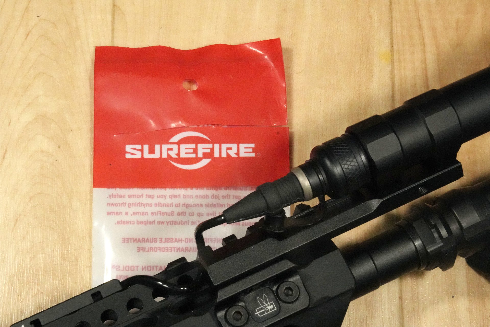 SureFire製スカウトライト用テールキャップ（UE00-BK）とテープ