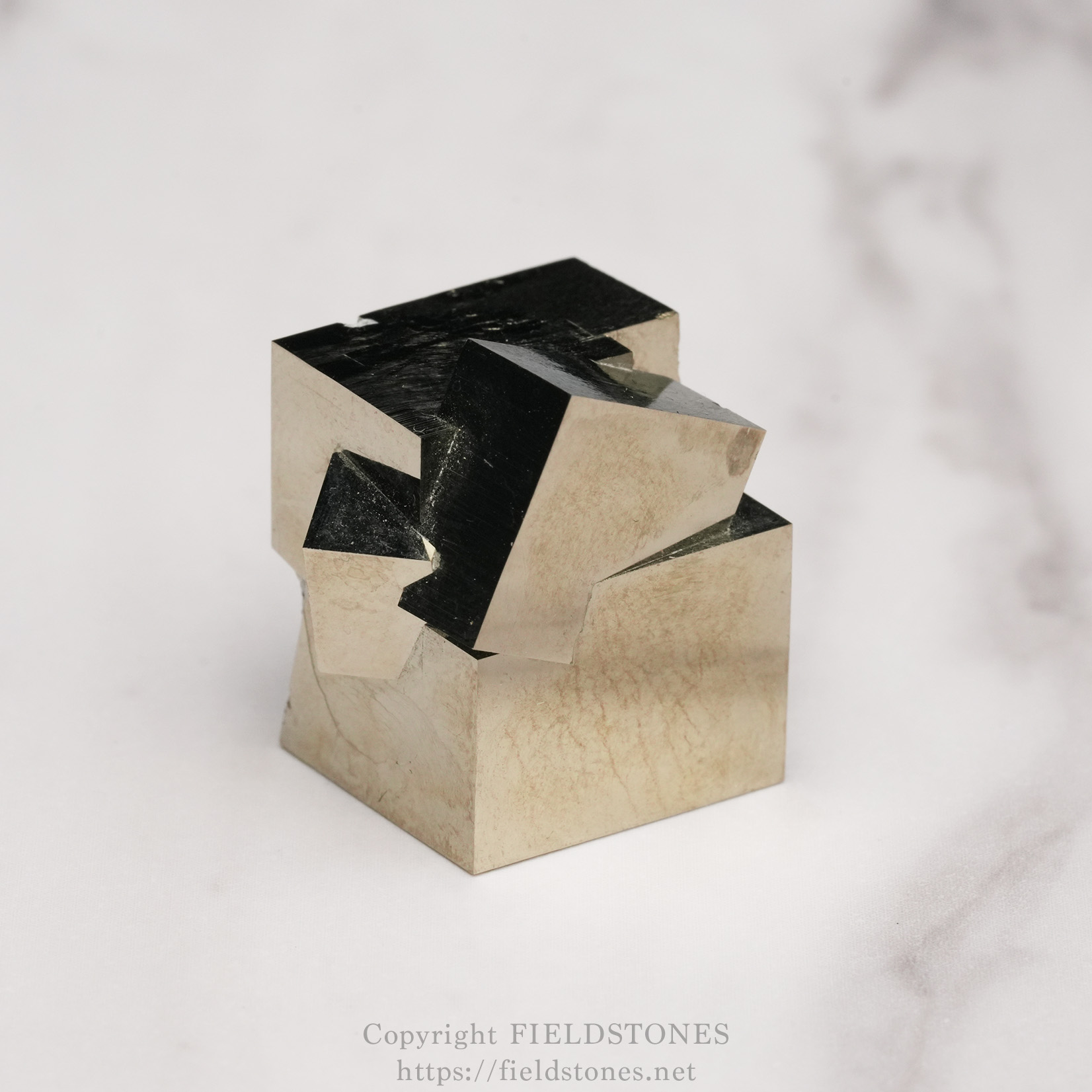 パイライト(黄鉄鉱)の特徴・効果・浄化方法 - FieldStones