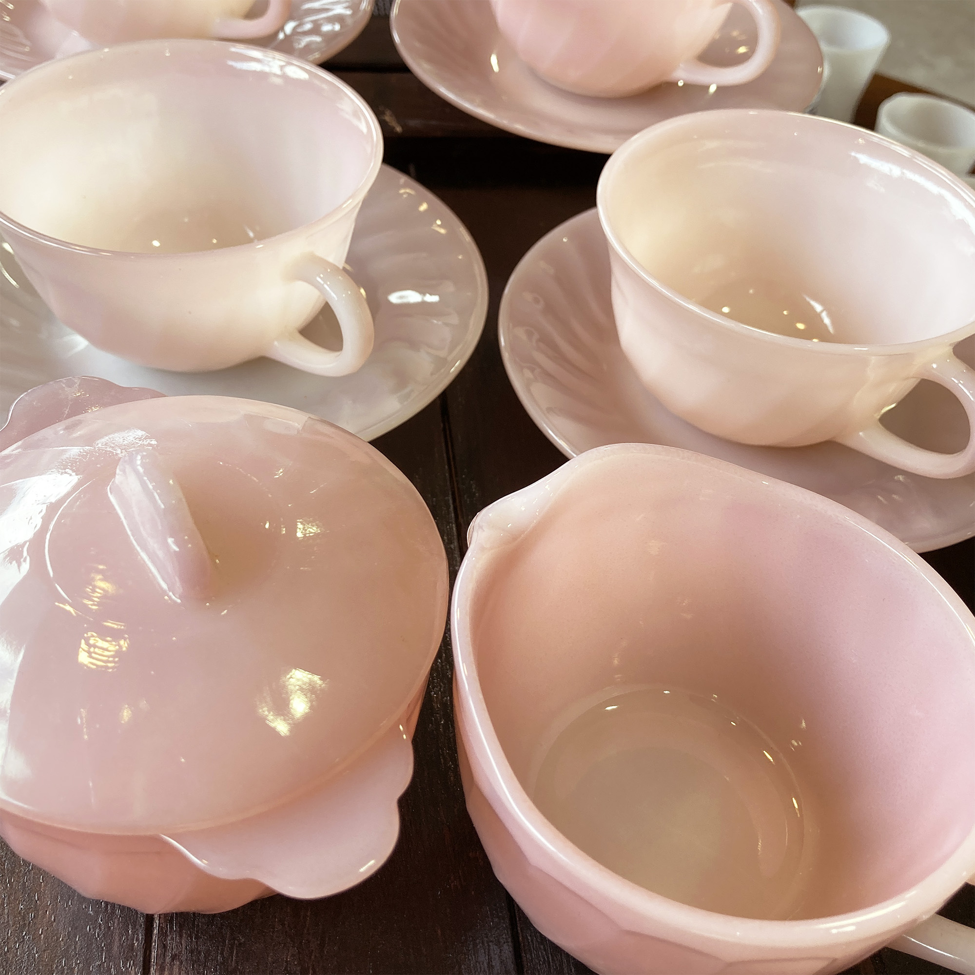 Fire-king 花のように優雅なピンクスワールの食器 | マメチコ