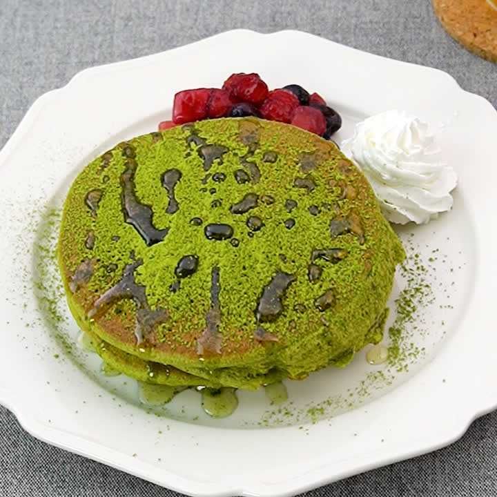 幸せの食感♡ 抹茶スフレパンケーキのレシピ動画・作り方 | デリッシュ