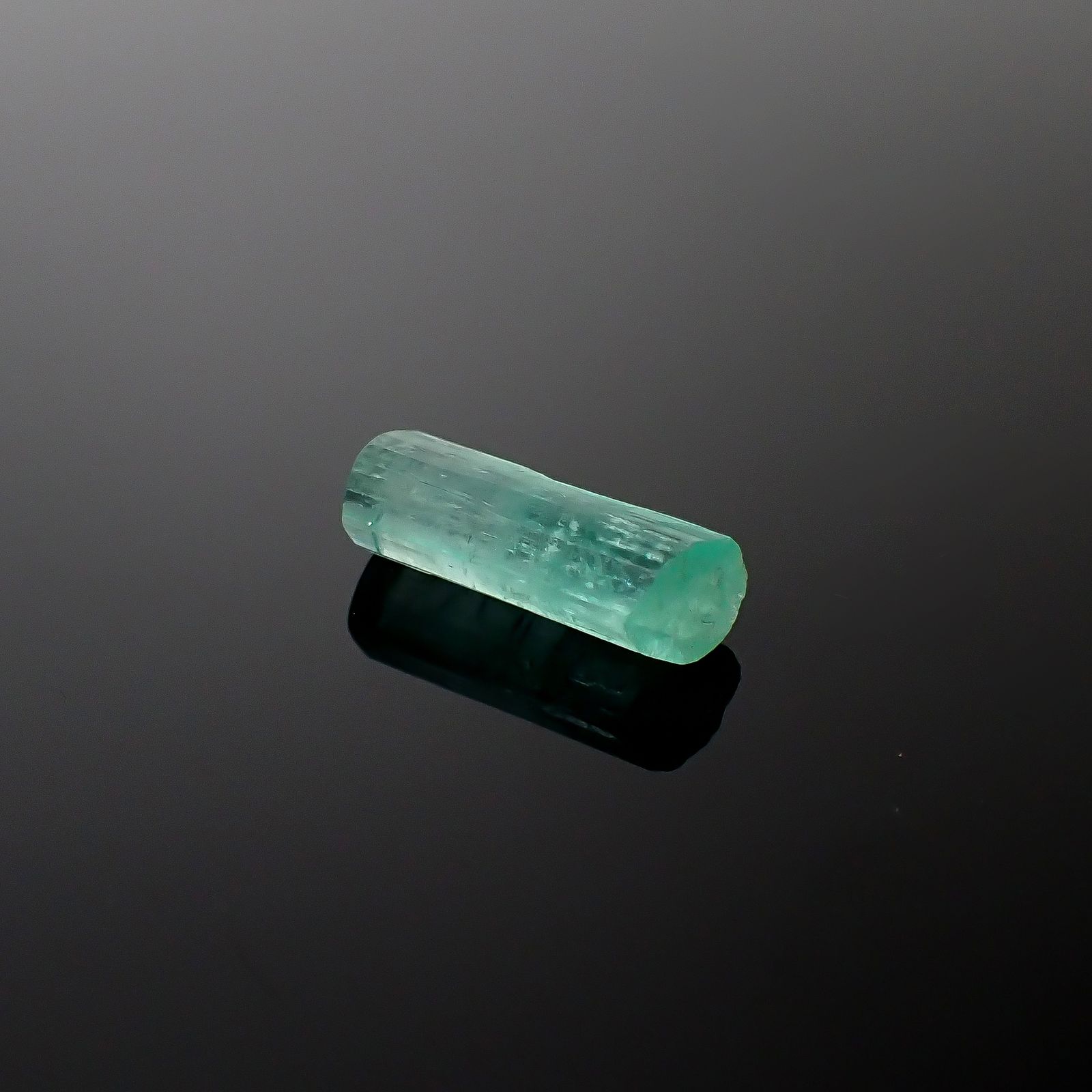 エメラルド柱状結晶 原石 コロンビア産 4.85ct / 16x6mm前後
