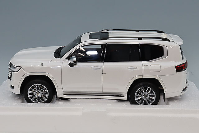 LCDモデル 1/18 ランドクルーザー300 ZX ホワイト