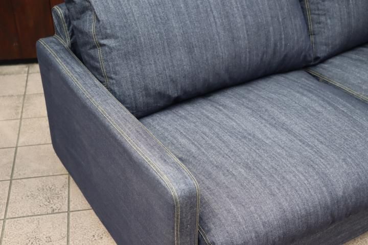 人気の無印良品のフェザーを使用したスリムアーム 2.5シーターソファー