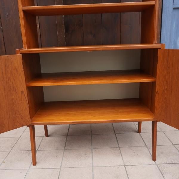 スウェーデン製のチーク材 ブックシェルフです。シンプルでスッキリと