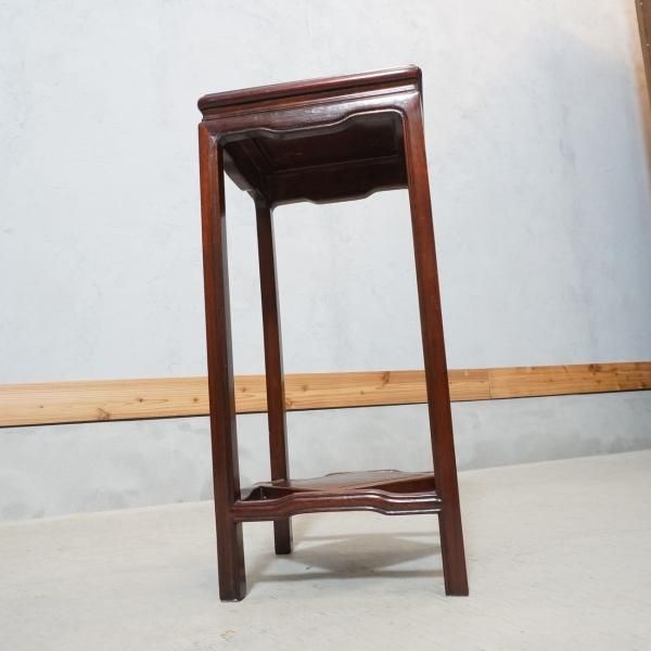 螺鈿細工が施されたアンティーク調の花梨材サイドテーブルです。葉の