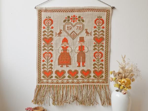 スウェーデン刺繍タペストリー男女とハート - presse 北欧、バルトの