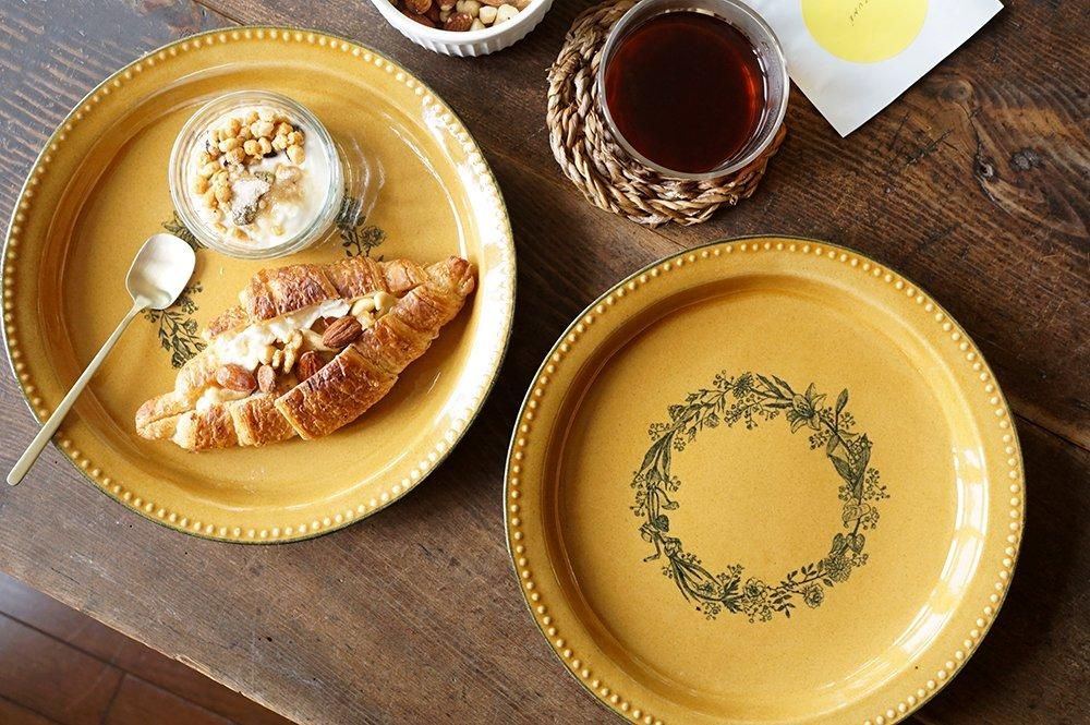 ワ11 キャメル ラウンド洋皿 ドット 誕生花のリース - 益子焼の