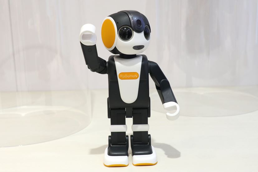 新「ロボホン」は留守番や家電連携が可能に！ 手ごろな価格の着座