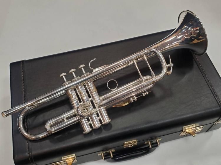 V.Bach NEW YORK MT.VERNON Bbトランペット Stradivarius ライト