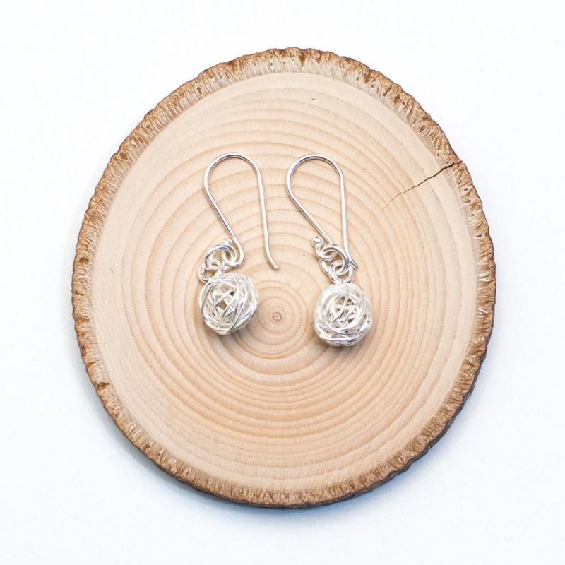 カレン族シルバー】シルバーワイヤーの手毬形状のピアス｜旅する雑貨屋