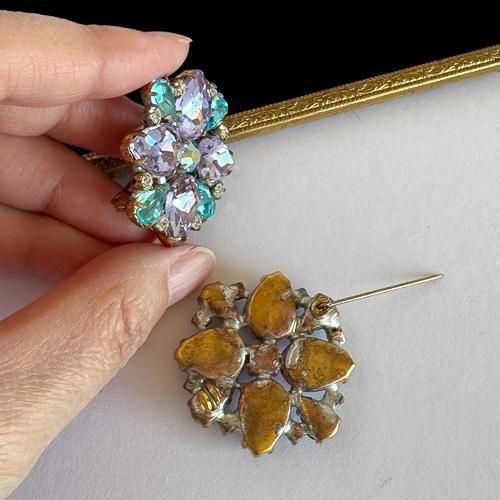 チェコ製 アレキサンドライトガラスのブローチ 水色 - チェコ雑貨と