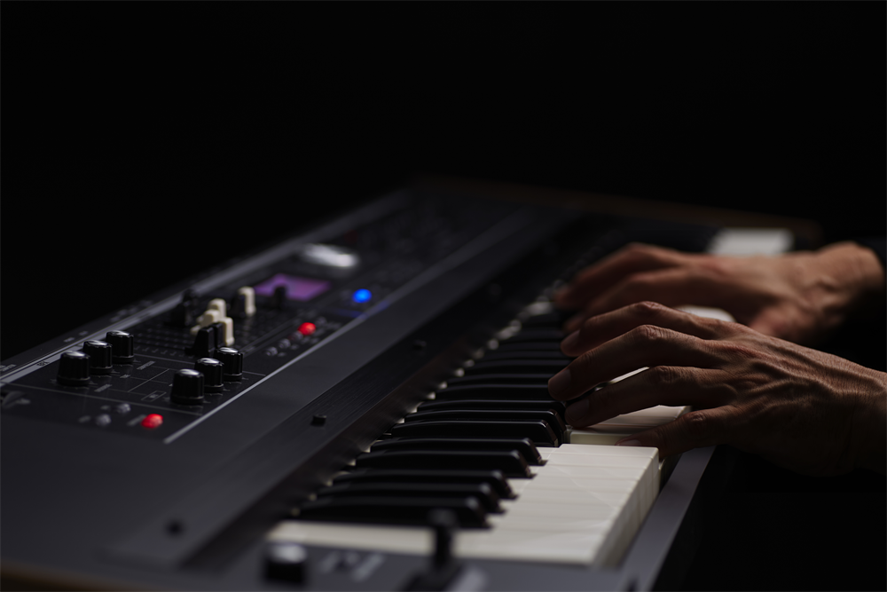 Roland VR-730 ウォーターフォール 73 鍵搭載のコンボキーボード登場