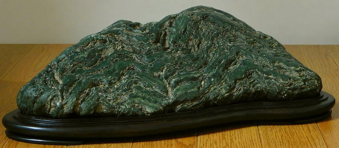 緋山酔恭「山水石美術館」 全国の水石・美石を紹介 神居古潭石 (輝緑