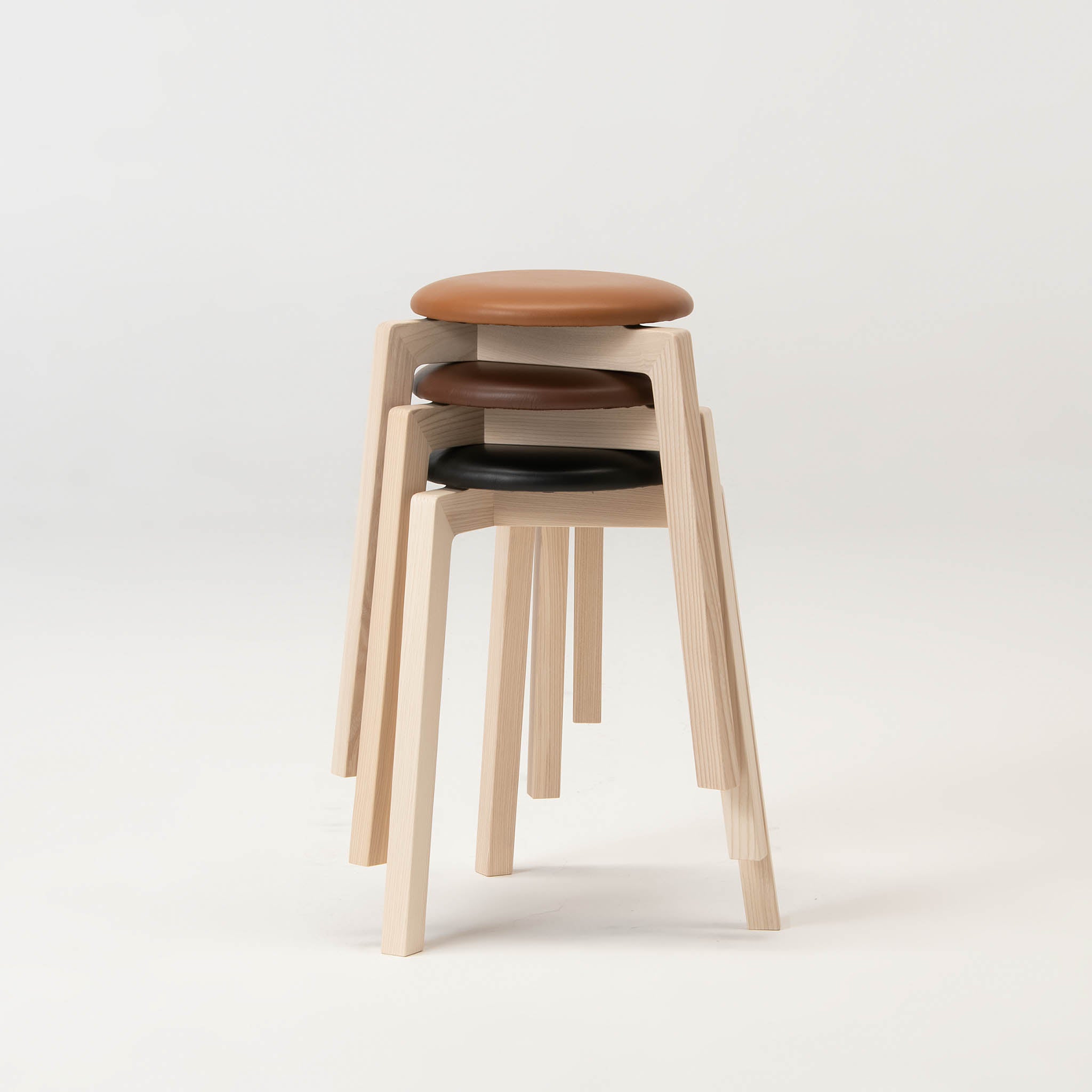 旭川家具 スツール | Stacking Stool 02 センの木 | 革座 ダークブラウン |