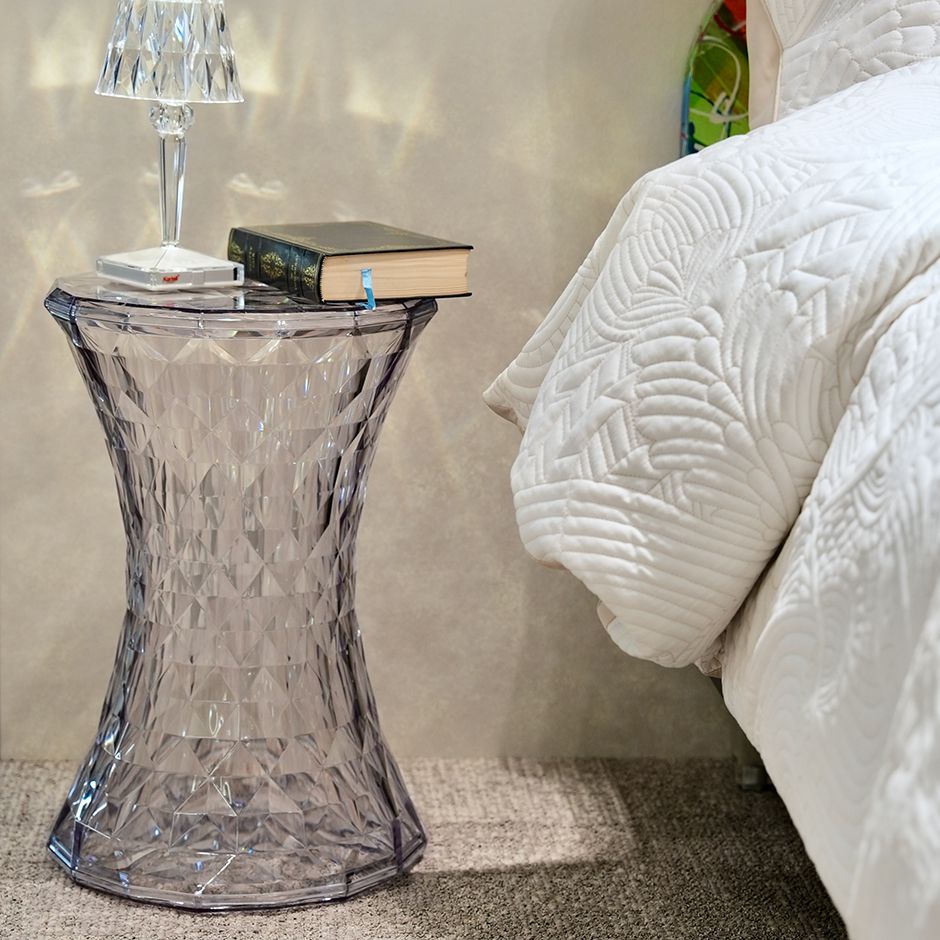 サイドテーブルにも！マルチな活躍をするスツール6選｜Kartell