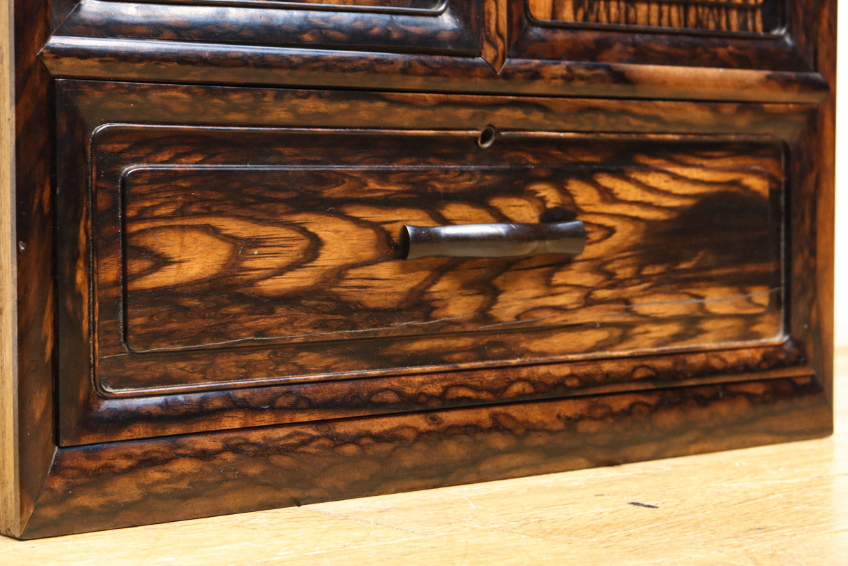 丁寧に造られた美しい慳貪（けんどん）戸づくりの極上黒柿杢目の小箪笥