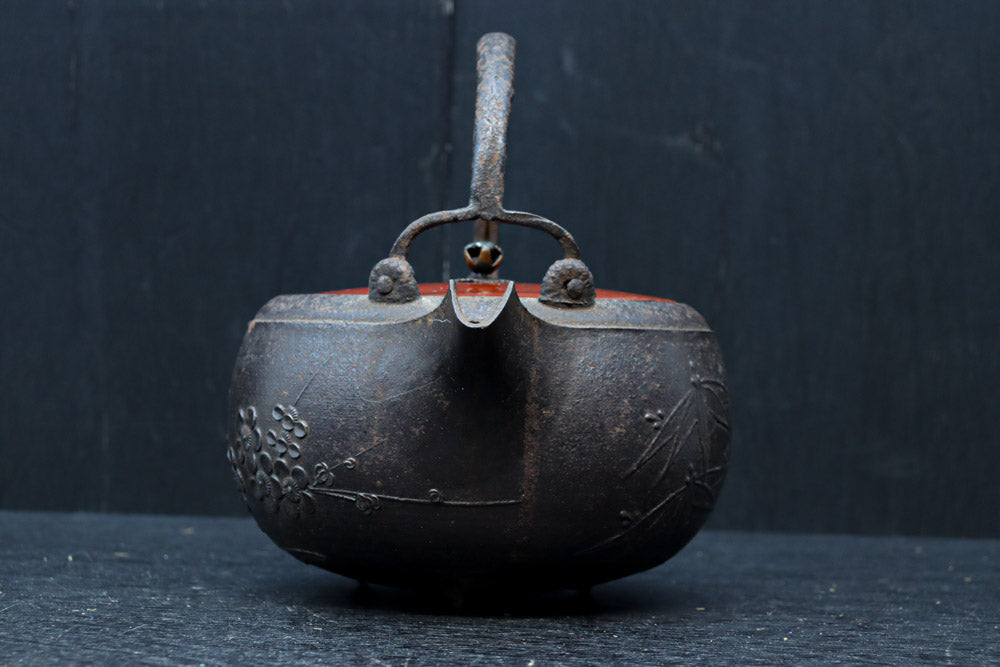 朱漆が雅やかな鉄製の大きなお銚子 DC7672ab 在庫(a:1 b:1)個 – 古福庵