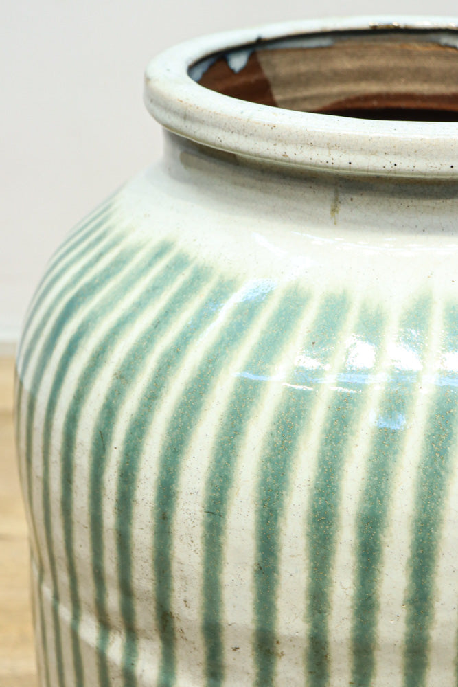 縦ストライプ柄で和の趣きある信楽焼の大きな壺 DC8477 – 古福庵