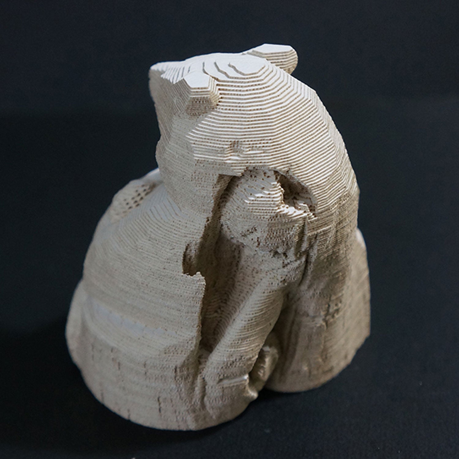 加藤貞夫「あぐら座熊」 – 八雲木彫り熊【熊つみ】