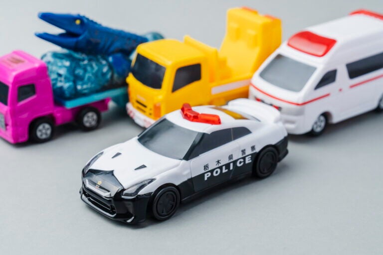 ハッピーセット「トミカ」第1弾が発売！ GT-Rパトカーや救急車などを