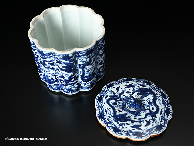 初代・川瀬竹春 倣萬暦染附龍文輪花共蓋水指 | 銀座 黒田陶苑