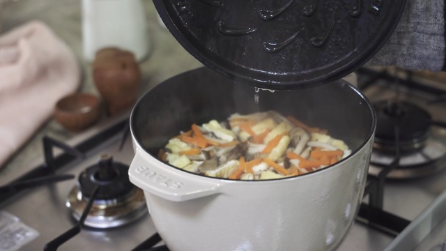 Amazon｜staub ストウブ 「 ラ ココット de GOHAN リネン L 20cm