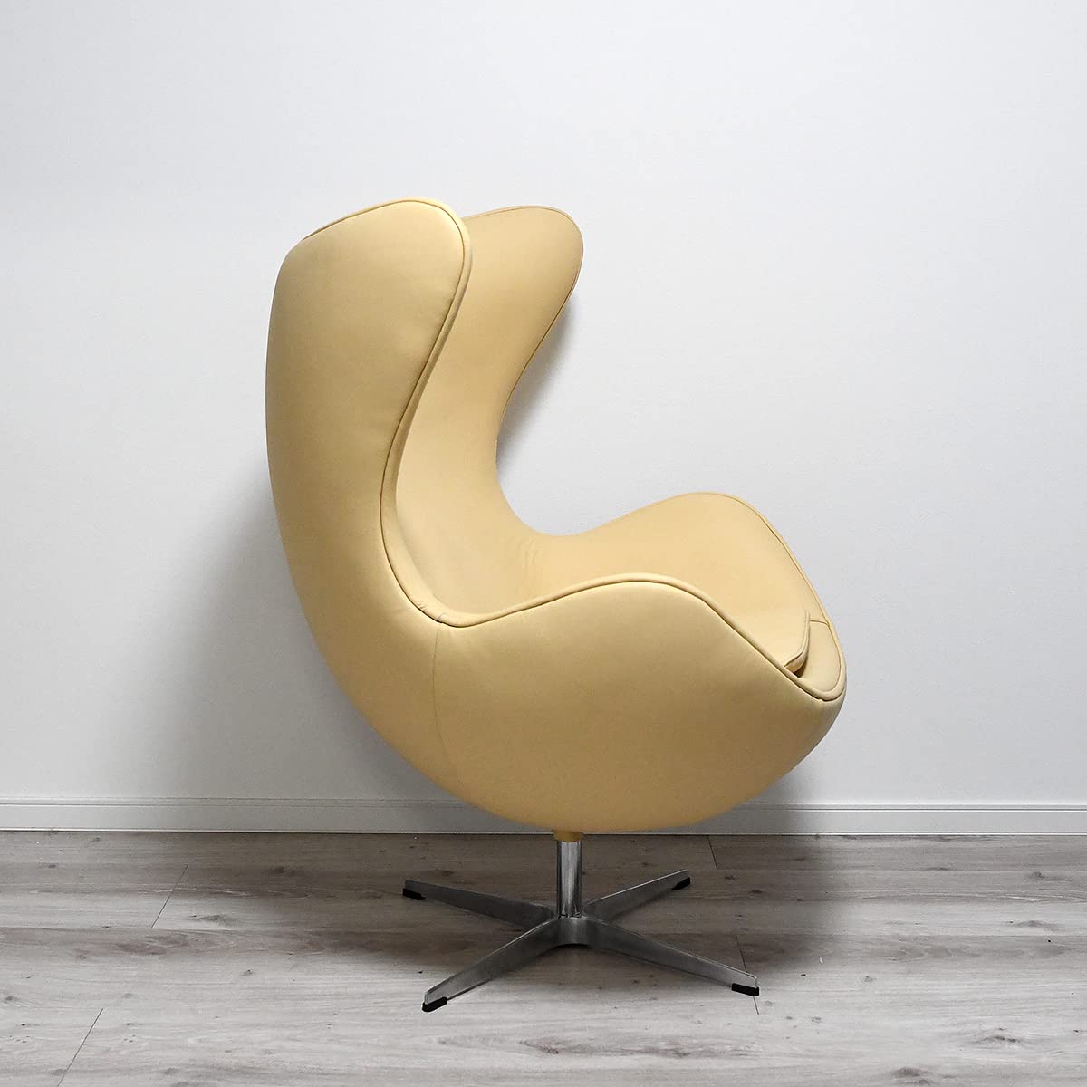 Amazon｜エッグチェア レザー仕様 色ベージュ アルネヤコブセンによる