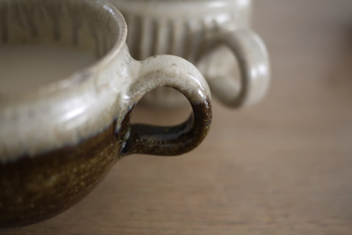 口あたりを想像して、マグを選ぶ。余宮隆さんの一品。｜おしゃべりな