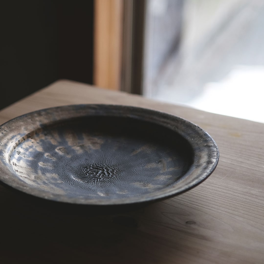 黒金彩/リム皿8寸 | 唐津焼 雅樂窯 ( うたがま ) | 糸島くらし×ここの