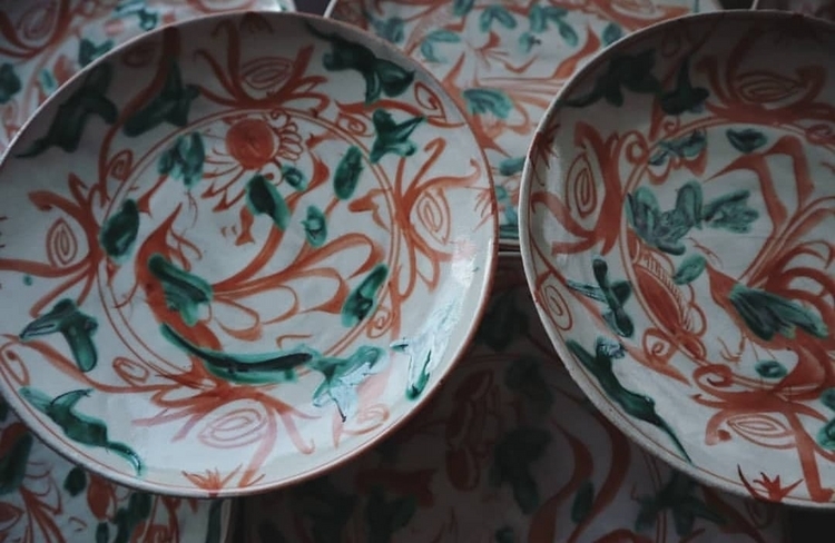 触れたくなる、華やかな色絵「蓮華～renge～」 │ ヒトサラマガジン