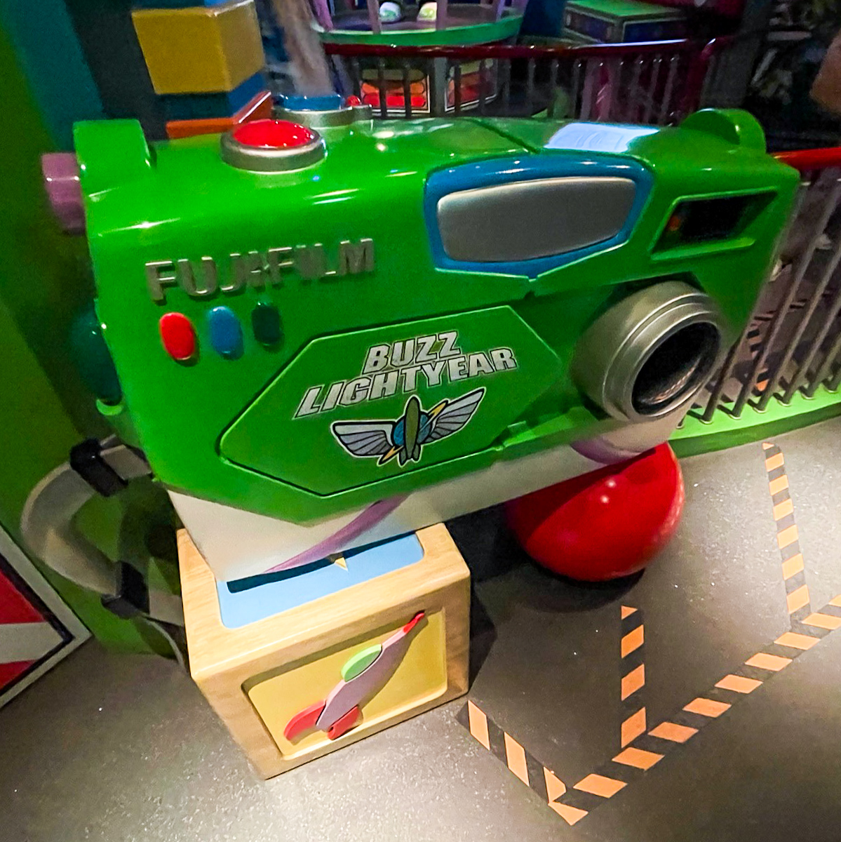 バズ・ライトイヤーのアストロブラスター」のトミカ！東京ディズニー