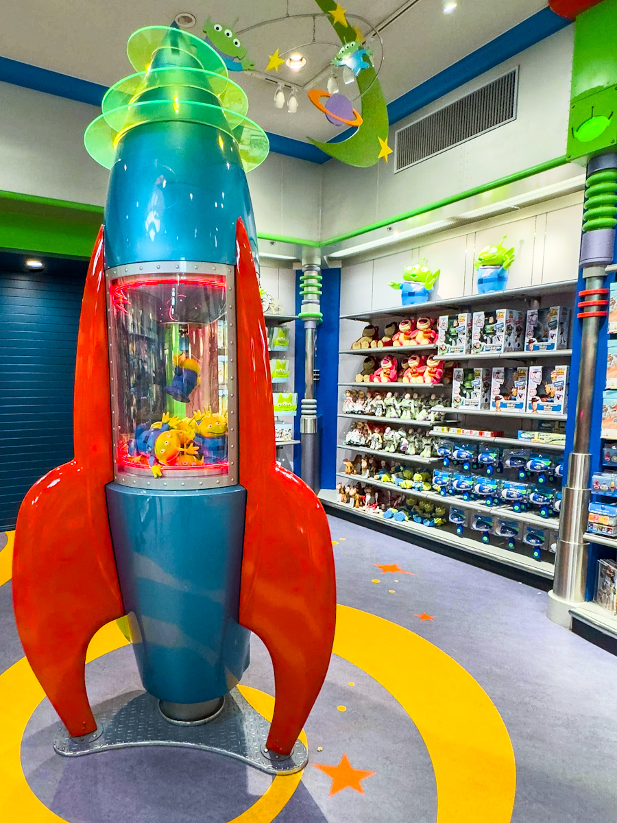 バズ・ライトイヤーのアストロブラスター」モチーフ！東京