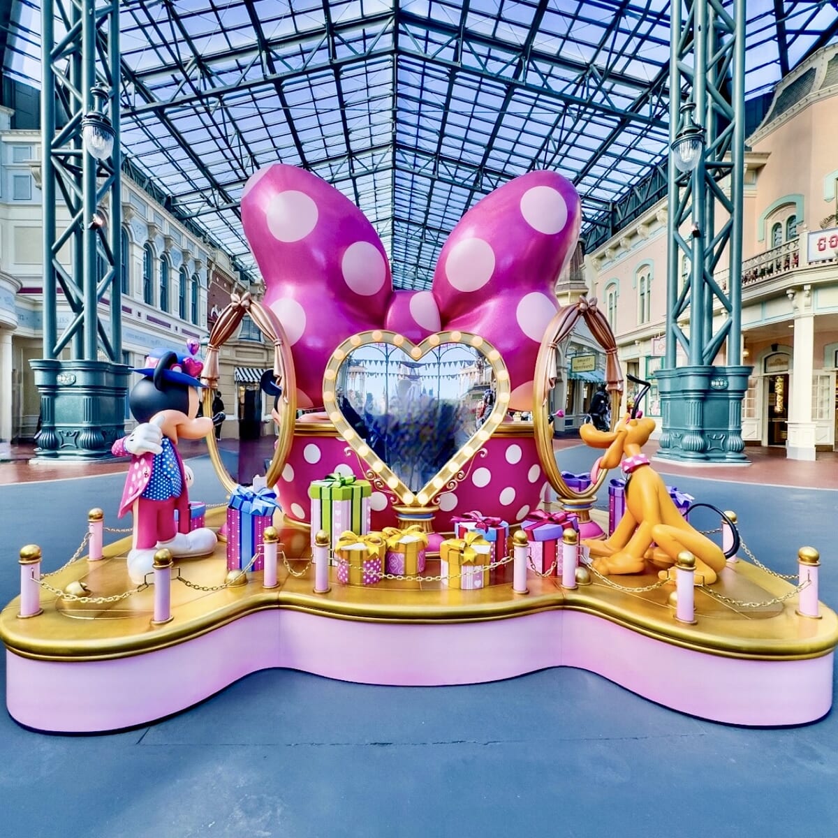 ミニーの大好きなものであふれたポップでキュートな世界に！東京