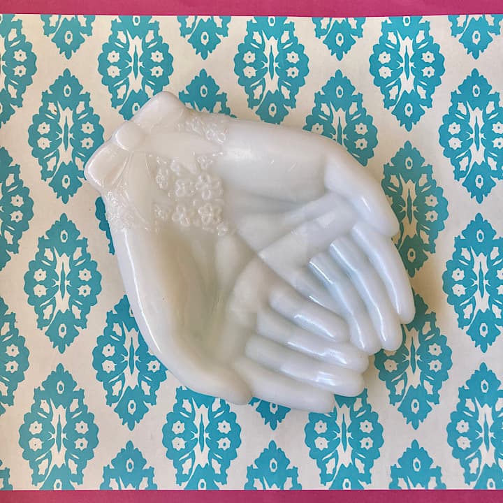 10『TOUCH OF BEAUTY』 Avonホワイトミルクガラスハンドトレイ両手タイプ