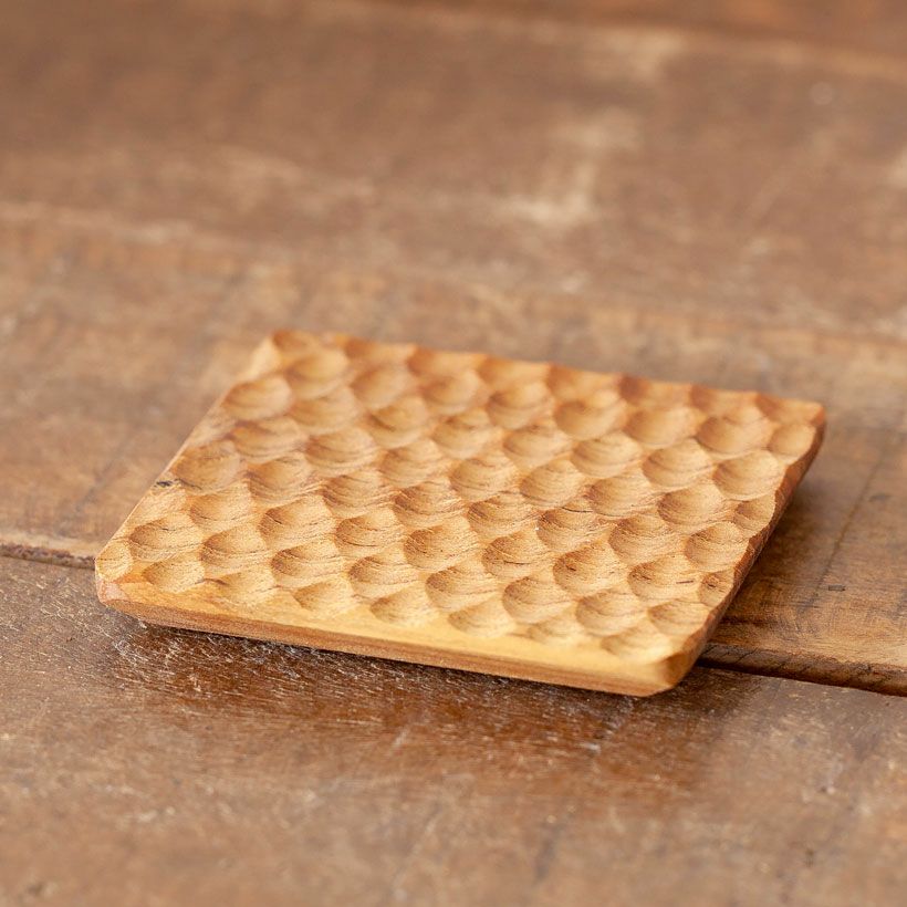 水受け皿の代用に！四角のおしゃれ木製コースター｜鉢植え植物に