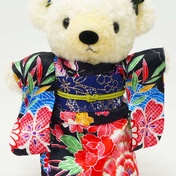 着物を着たクマのぬいぐるみ。 8.2