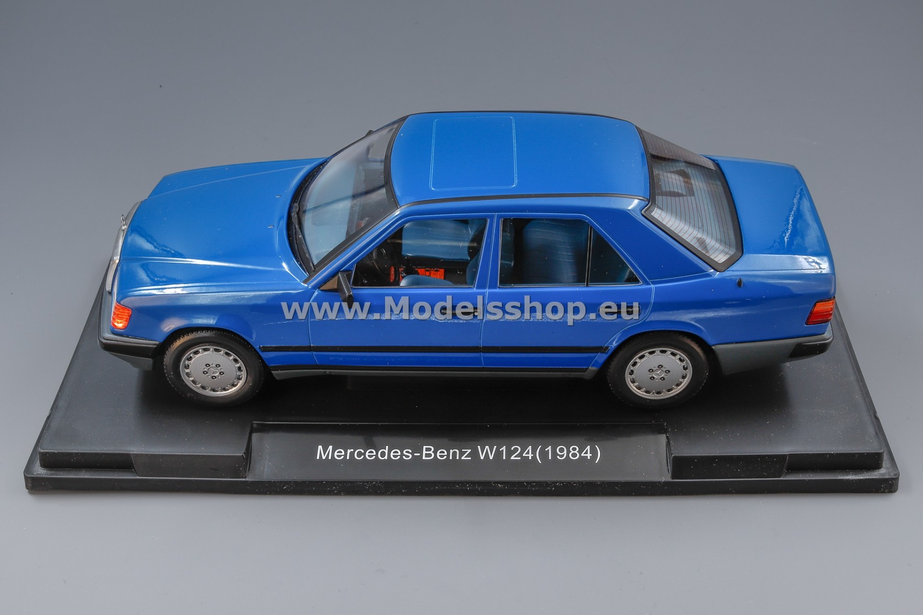 MCG 18411 Mercedes-Benz 260 E (W124), 1984 /dark blue/