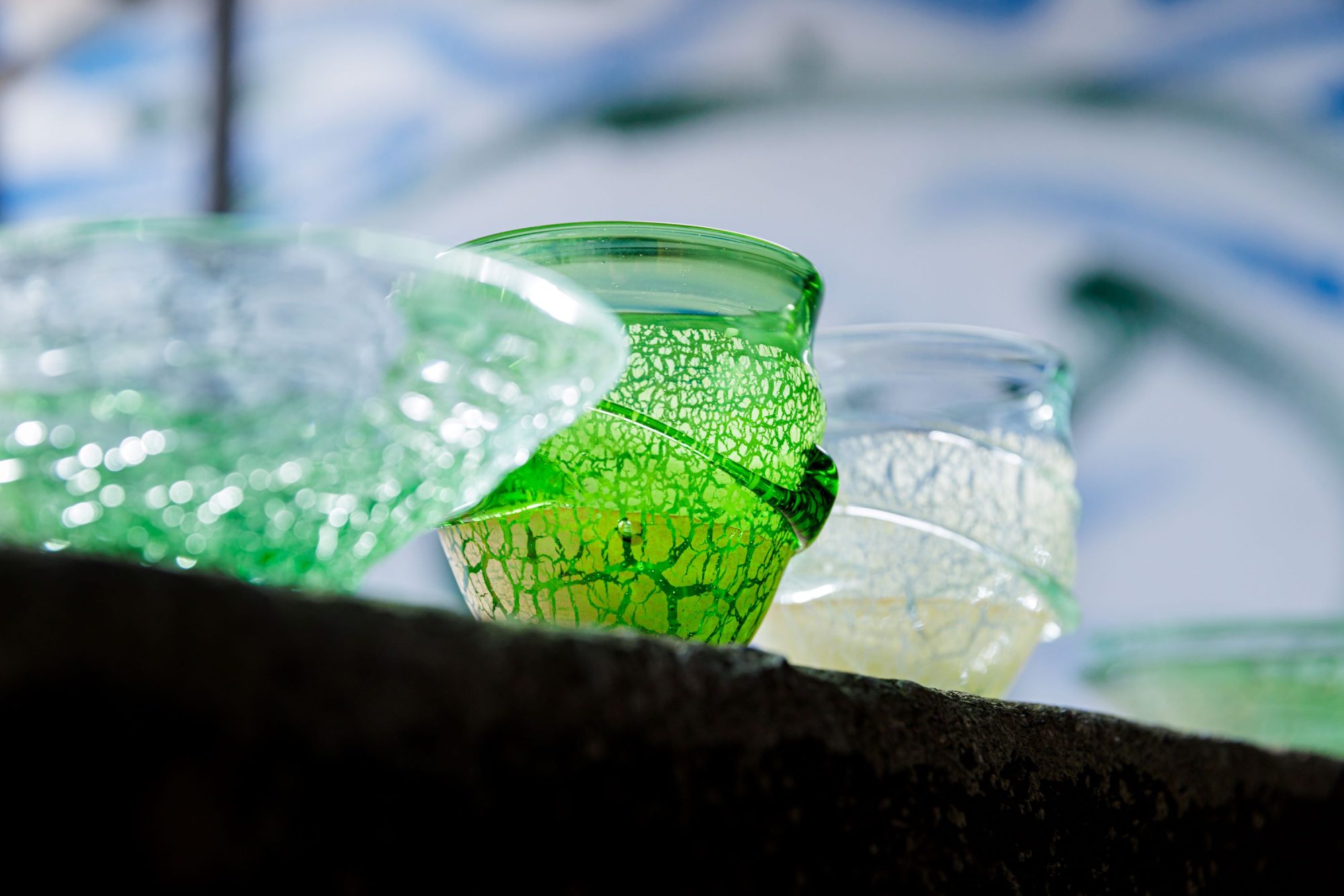 廃棄されたボトルを原材料にした琉球ガラスがふたたびレストランの