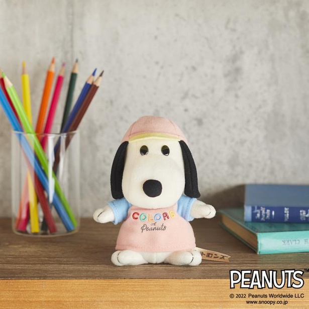 スヌーピーのぬいぐるみ「レトロンズ」に新作！カラフルファッションが