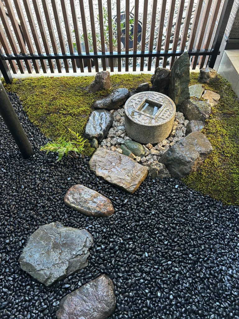 坪庭の蹲 | 愛知県稲沢市の日本庭園・創作庭の造園 庭咲 -NIWASAKI