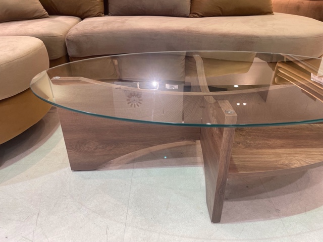 オーバル型ガラステーブルで抜け感のあるお部屋に - スタッフブログ