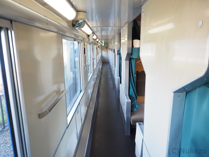 14系15形「ブルートレインたらぎ」 開放型B寝台「ソロ」の車内写真