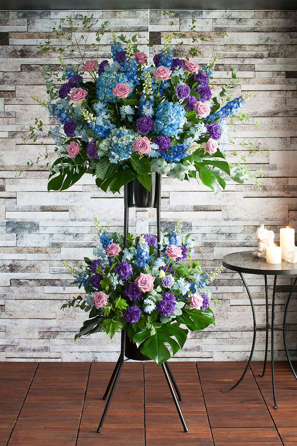 お祝いスタンド花】2段スタンド 青・紫 華やかおまかせ 高さ約200cm