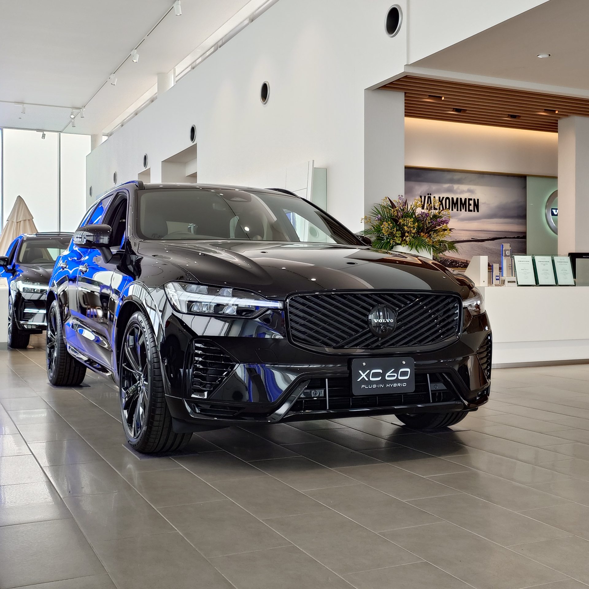NEW展示車《XC60 Ultra T6 AWD Plug-in hybrid Black Edition